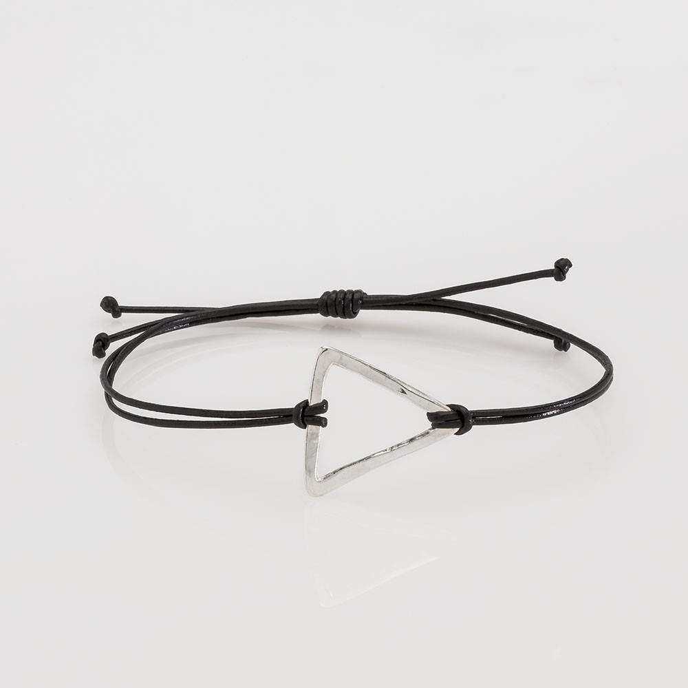 Vista frontal de una pulsera Nelumbo link nudos negra triángulo pulseras de cuero y plata slow fashion artesanía.