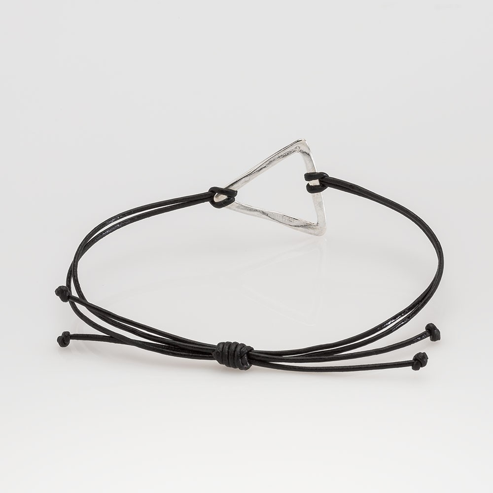 Vista trasera de una pulsera Nelumbo link nudos negra triángulo pulseras de cuero y plata slow fashion artesanía.