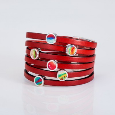 Vista frontal de un brazalete de tiras de la colección Splash.