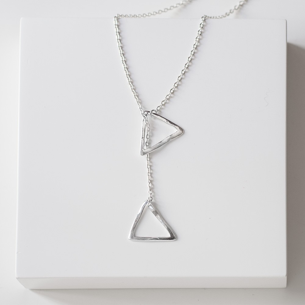 colgante de plata minimalista nelumbo con triangulos